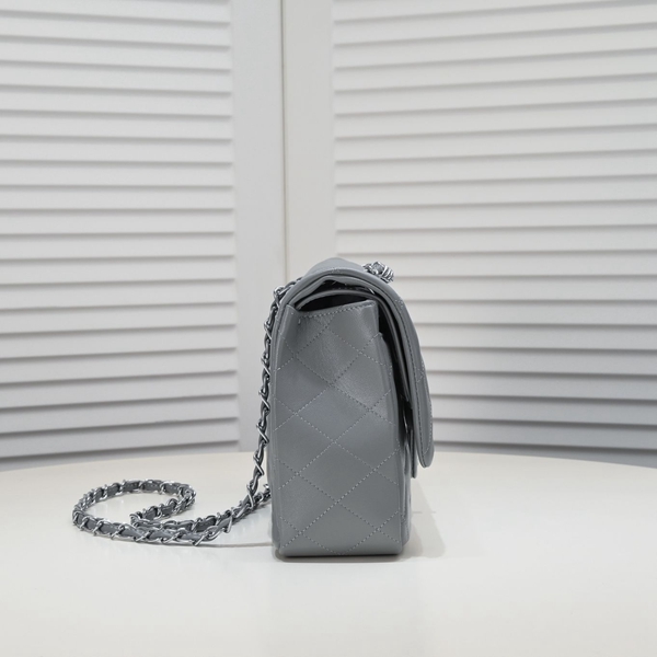 シャネルバッグ背面デザイン